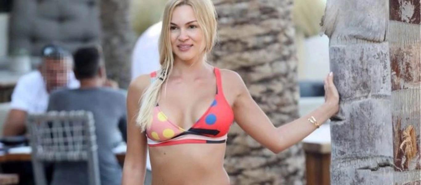 Η Βίκυ Κάβουρα ποζάρει φορώντας... μόνο το σεντόνι της (φώτο)